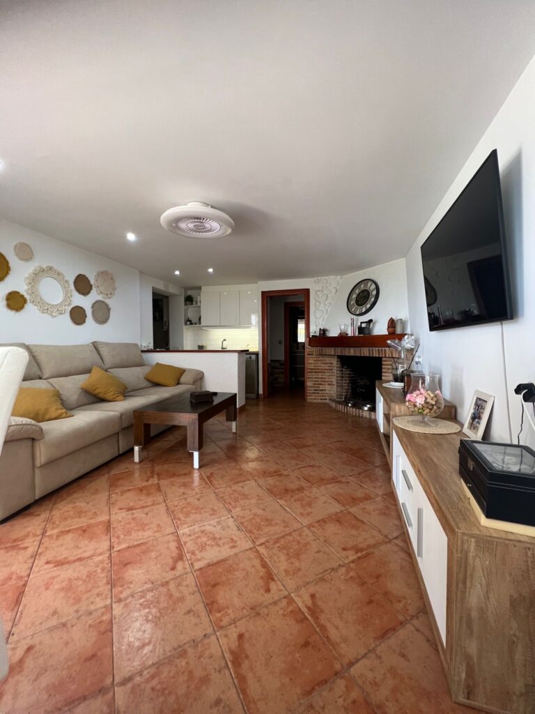 Salón comedor con chimenea